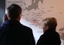 Angela Merkel i Mateusz Morawiecki zwiedzają wystawę, fot. KPRM