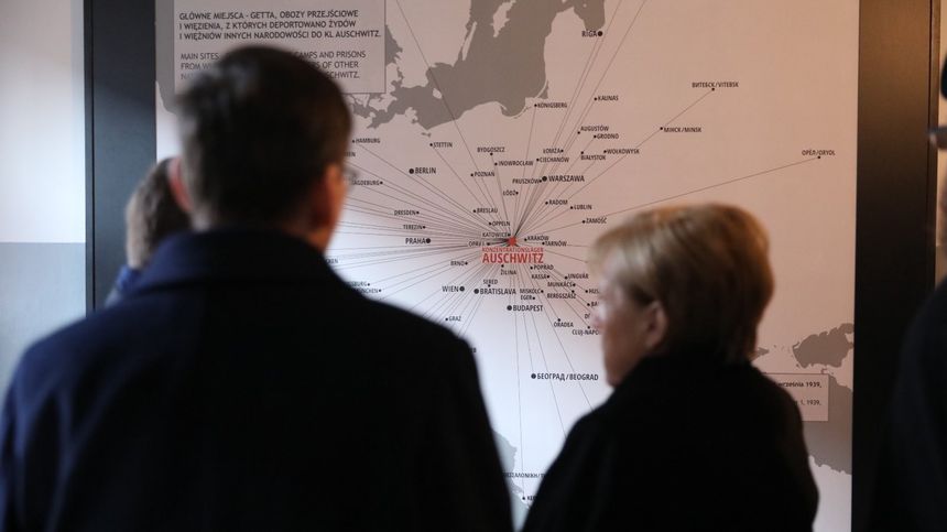 Angela Merkel i Mateusz Morawiecki zwiedzają wystawę, fot. KPRM