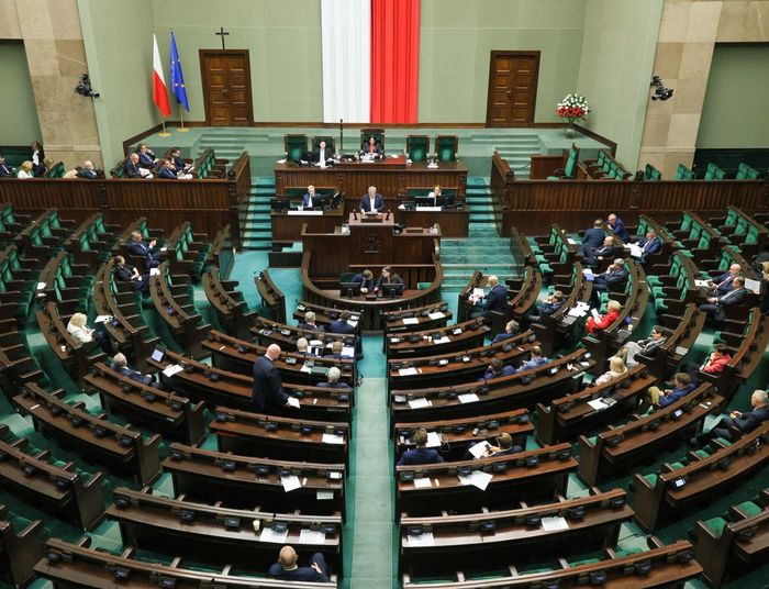 Rok po wyborach zmienia się scena polityczna. Jedna partia rośnie w siłę