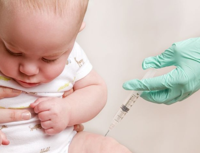 Niemowlę przypadkowo otrzymało szczepionkę przeciw COVID-19