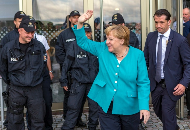 Kanclerz Niemiec Angela Merkel broni swojej polityki migracyjnej i opowieda się za certyfikatami na emisję CO2. Fot. PAP/	PAP/EPA/JENS KOEHLER