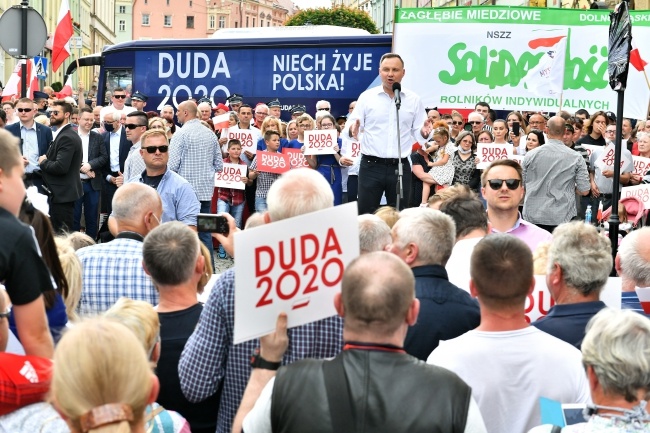 Prezydent Andrzej Duda (C) podczas wizyty i spotkania z mieszkańcami Złotoryi. Fot. PAP/Maciej Kulczyński