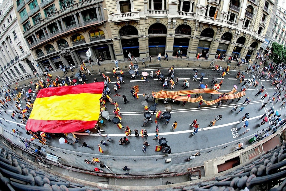 Manifestacja na ulicach Barcelony, fot. PAP/EPA/Juan Carlos Cardenas