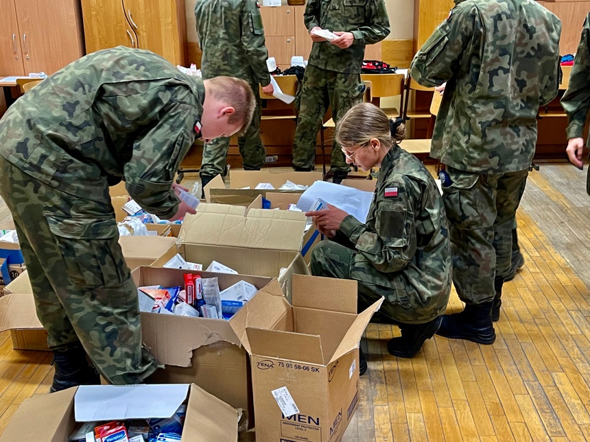 Klasa mundurowa pomaga w pakowaniu rzeczy dla Ukrainy. Źródło: Facebook/Fundacja Dziękujemy za Wolność