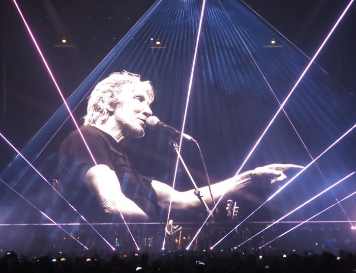 Roger Waters wystąpił w Polsce. Muzyk Pink Floyd z hasłem "Konstytucja" na telebimach