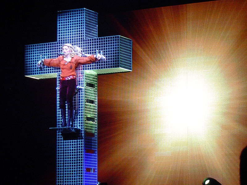 Madonna wielokrotnie wykorzystywała symbole religijne na występach i w teledyskach. Fot. Wikipedia