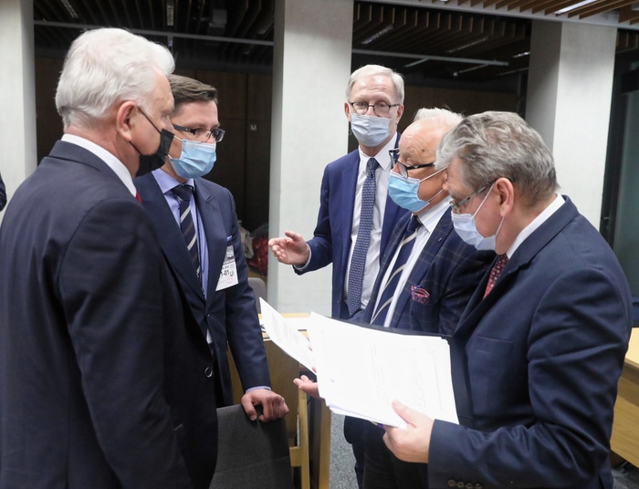 Sejmowa komisja zdecydowała ws. weryfikacji szczepień. Grupka: "Będziesz wisiał"