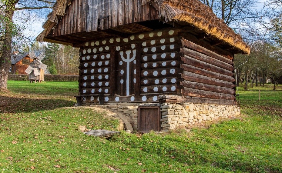 Skandynawska runa ALGIZ – tradycyjny magiczny znak ochronny na Podkarpaciu, fot. Fotopolska.eu, Domena Publiczna
