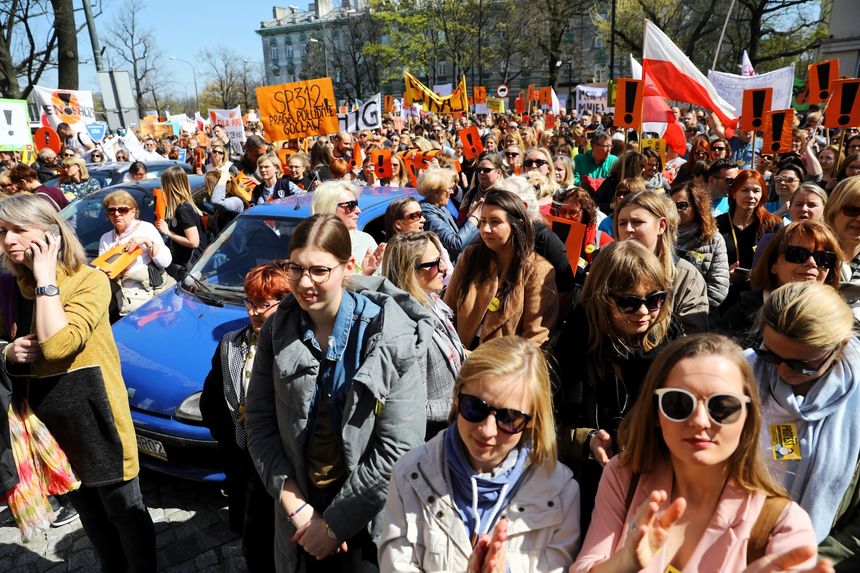 Protest pod siedzibą Ministerstwa Edukacji Narodowej. fot.PAP/Rafał Guz