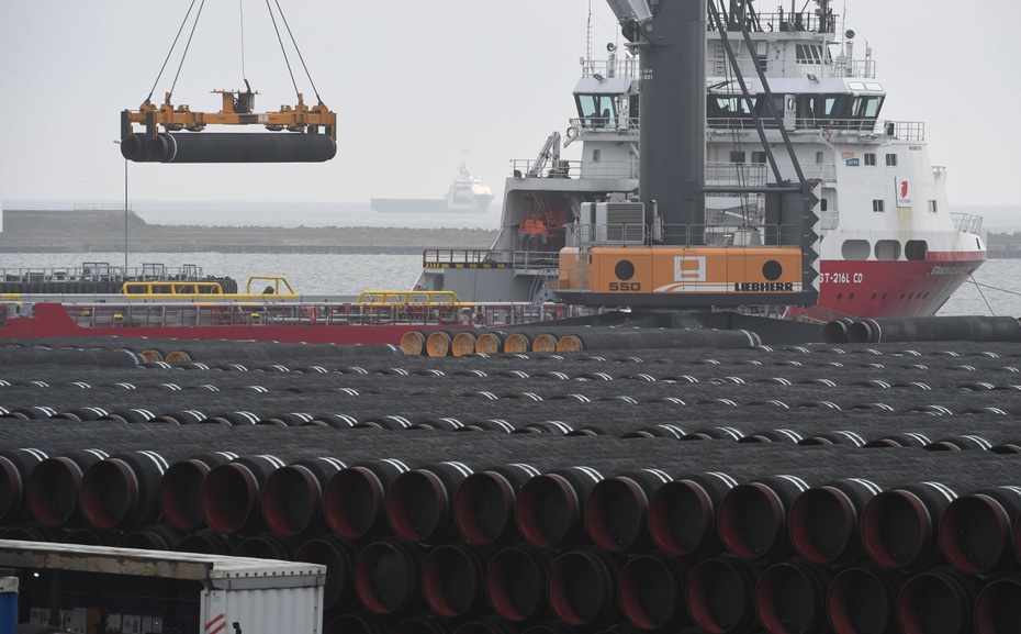 Rury do gazociągu Nord Stream 2 ładowane na statek. Grudzień 2019. Fot. PAP/ DPA