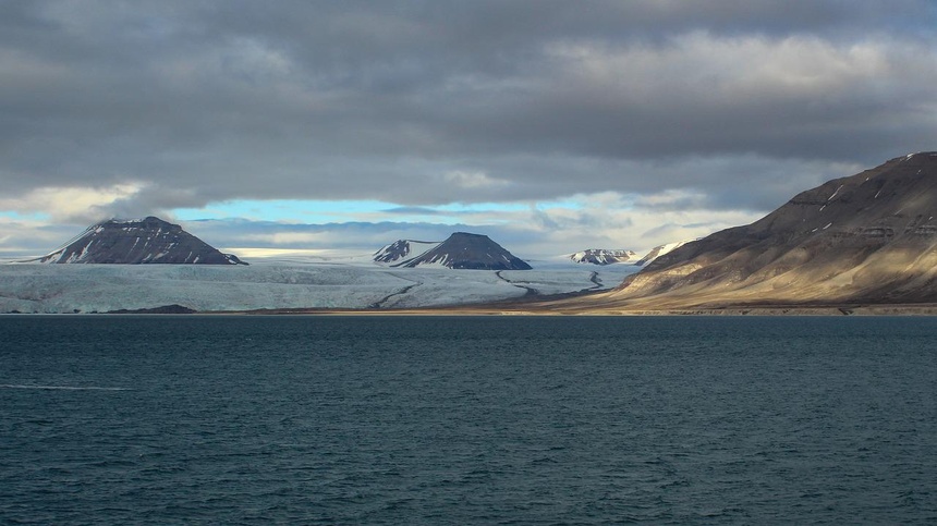 Rosjanie oskarżają Norwegów o nielegalny zakaz przewiezienia ładunku z żywnością na wyspę Spitsbergen. Obraz Noverodus z Pixabay