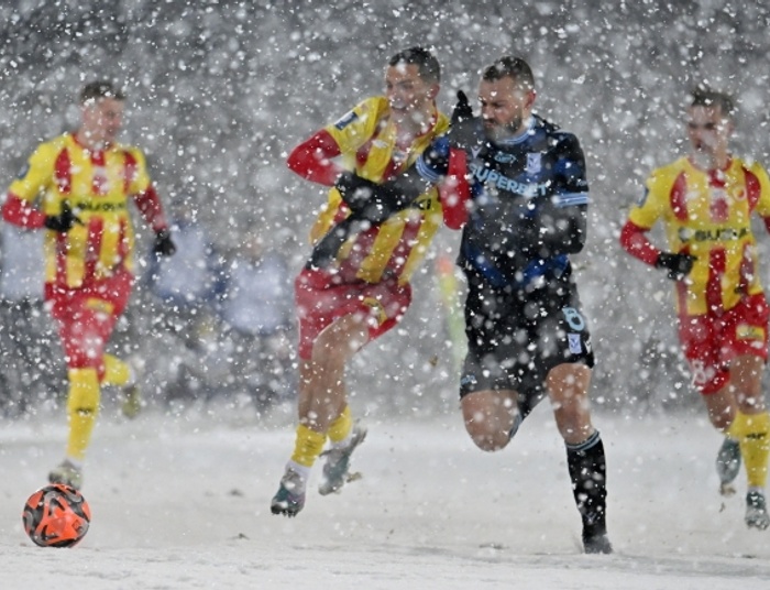 Korona - Lech -  o wyniku zdecydował jeden błąd. Boisko całe w śniegu