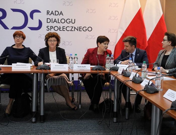 Rozmowy ostatniej szansy nauczycieli z rządem. Szydło: czekamy na decyzję związków