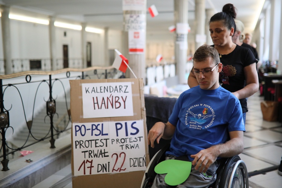 Protest opiekunów i osób niepełnosprawnych w Sejmie. Fot. PAP/Leszek Szymański