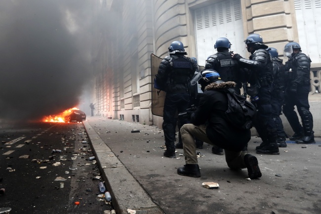 Paryż, Avenue Marceau, policja podczas akcji. Fot. PAP/EPA/IAN LANGSDON