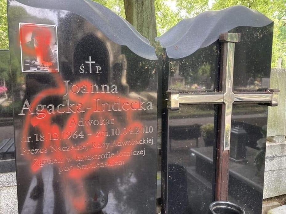 Zniszczony grób Joanny Agackiej-Indeckiej. Fot. @KonradPogoda/Twitter