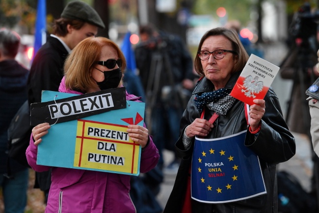 Demonstracja przed siedzibą Trybunału Konstytucyjnego w Warszawie. Fot. PAP/PAP/Radek Pietruszka