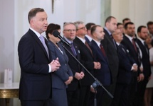 Andrzej Duda podczas uroczystości zaprzysiężenia nowych ministrów. Fot. PAP/Leszek Szymański