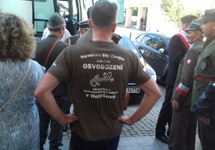 Koszulka informująca o wyzwoleniu przez Brygadę Świętokrzyską obozu w Holiszowie (zdjęcie własne)