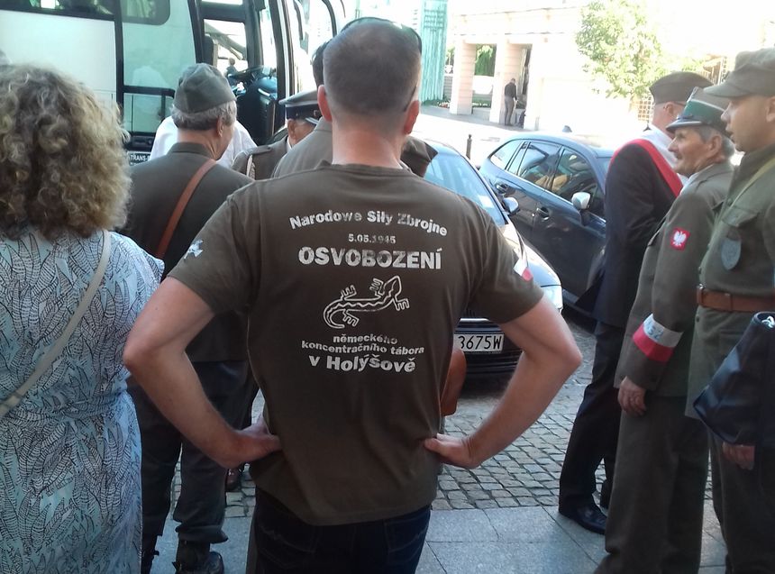 Koszulka informująca o wyzwoleniu przez Brygadę Świętokrzyską obozu w Holiszowie (zdjęcie własne)