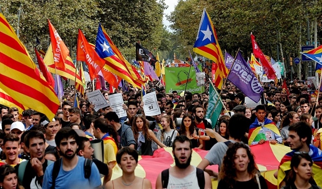 Barcelona - studenci popierający referendum w Katalonii. Fot. PAP