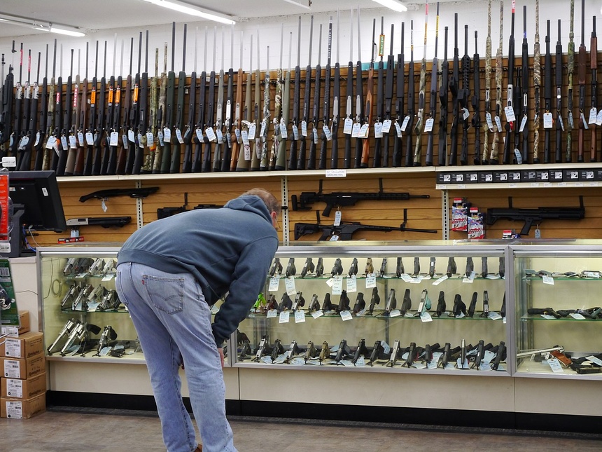 Z wyników sondażu ośrodka Ipsos dla agencji Reutera wynika, że 84 proc. Amerykanów opowiada się za sprawdzaniem przeszłości osób, które chcą kupić broń. Źródło: commons.wikimedia.org