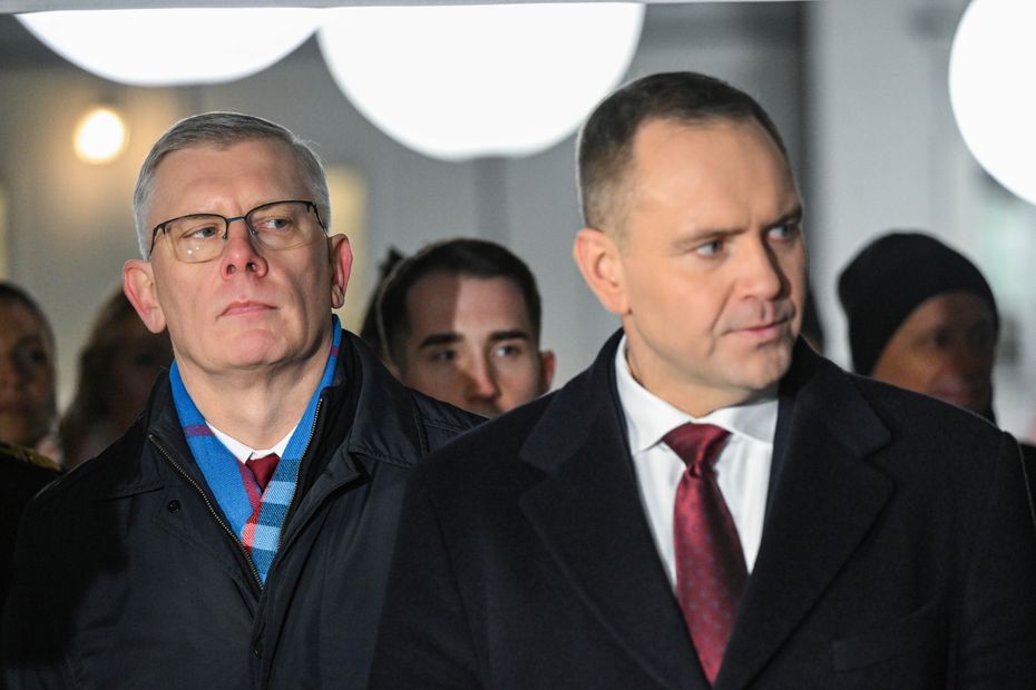 na zdjęciu: Prezydent RP Karol Nawrocki (P) oraz szef Biura Bezpieczeństwa Narodowego Sławomir Cenckiewicz (L) podczas uroczystości z okazji Dnia Podchorążego i 195. rocznicy wybuchu Powstania Listopadowego, 29 bm. na dziedzińcu Belwederu w Warszawie. fot