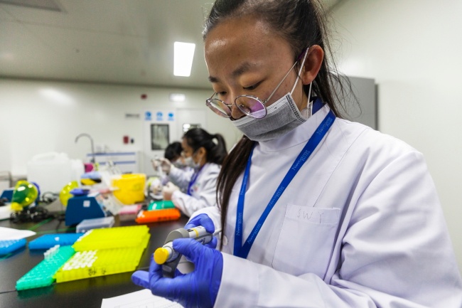 Chińskie laboratorium, w którym bada się DNA. Zdjęcie ilustracyjne. PAP/EPA/ALEKSANDAR PLAVEVSKI