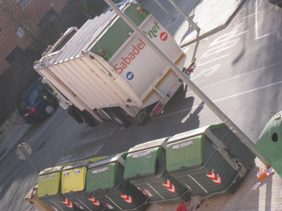 Kontenery - bajadery i śmieciarka...