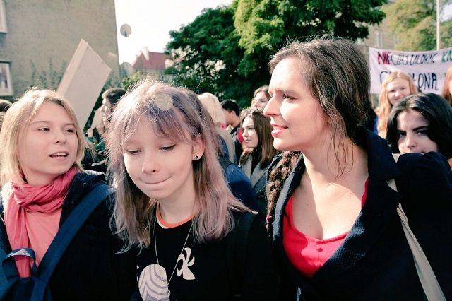 Klaudia Jachira na Młodzieżowym Strajku Klimatycznym w Warszawie