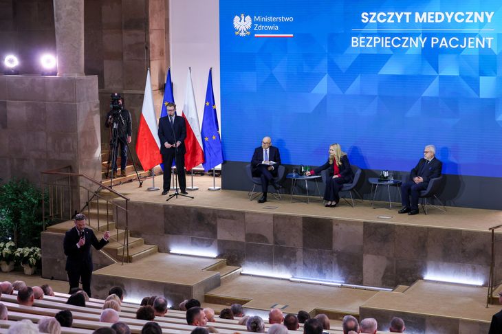 Szczyt „Bezpieczny Pacjent”. NFZ wypłacalny, ale trwa spór o cięcia i limity