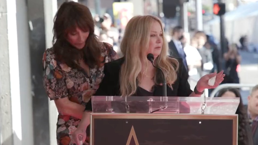 Christina Applegate podczas przemówienia w hollywoodzkiej Alei Sław. (fot. Twitter)