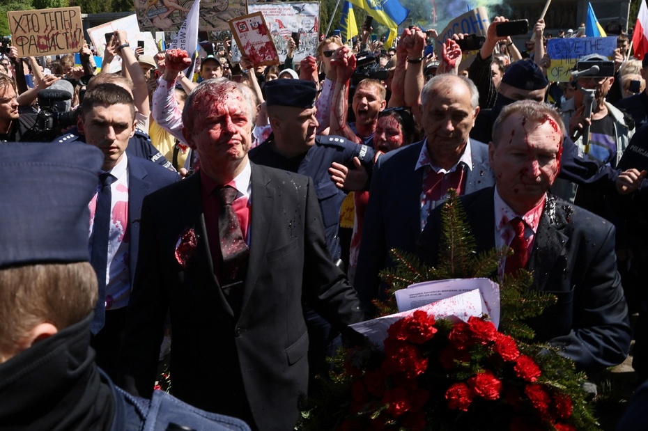 Ambasador Federacji Rosyjskiej w Polsce Siergiej Andiejew (C-L) oblany czerwoną farbą. Fot. PAP/Leszek Szymański