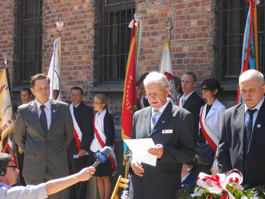 Kazimierz Zając (w Auschwitz nr 261) czyta pod Ścianą Straceń list do premiera. 14 czerwca 2011 r.