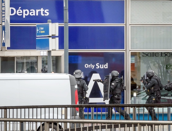 Incydent na lotnisku w Paryżu, napastnik zastrzelony, loty zawieszone