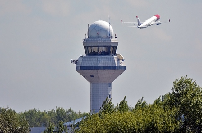Wieża kontroli ruchu lotniczego w Porcie Lotniczym Warszawa-Okęcie w Warszawie, fot. PAŻP
