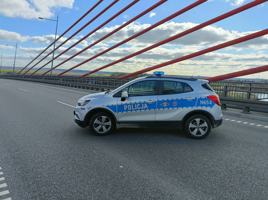 Policyjny radiowóz na moście w Kwidzynie. (fot. Komenda Policji w Kwidzynie)