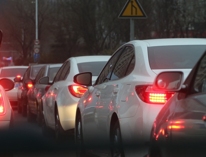 "Elektryk" na pasie busa... O emisji spalin w korkach ulicznych