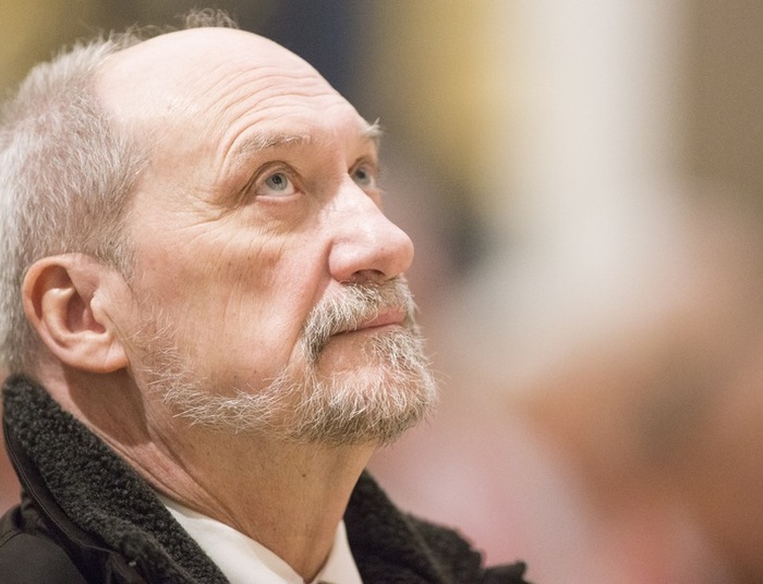 Czy minister Macierewicz stoi ponad prawem?