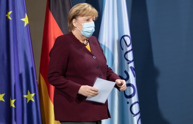 Kanclerz Niemiec Angela Merkel podczas konferencji po czwartkowym szczycie UE, fot. PAP/EPA/ANDREAS GORA
