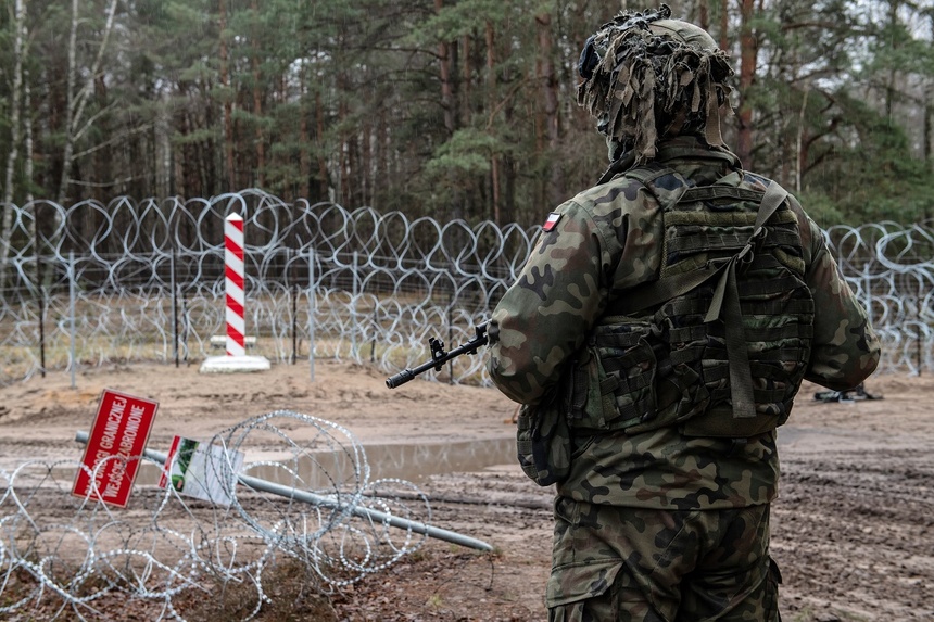 Patrol wojskowy na obszarze objętym zakazem przebywania w strefie przygranicznej. Fot. PAP/Wojtek Jargiło