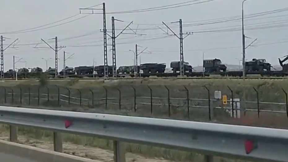 Na pokładzie pociągu jadącym w stronę Krymu naoczni świadkowie dostrzegli ciężki sprzęt, m. in. czołgi i wozy bojowe. (fot. Twitter)