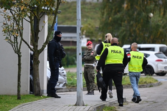 Funkcjonariusze policji przed blokiem mieszkalnym na Fikakowie w Gdyni, w którym znaleziono ciało 6-letniego dziecka, fot. PAP/Adam Warżawa