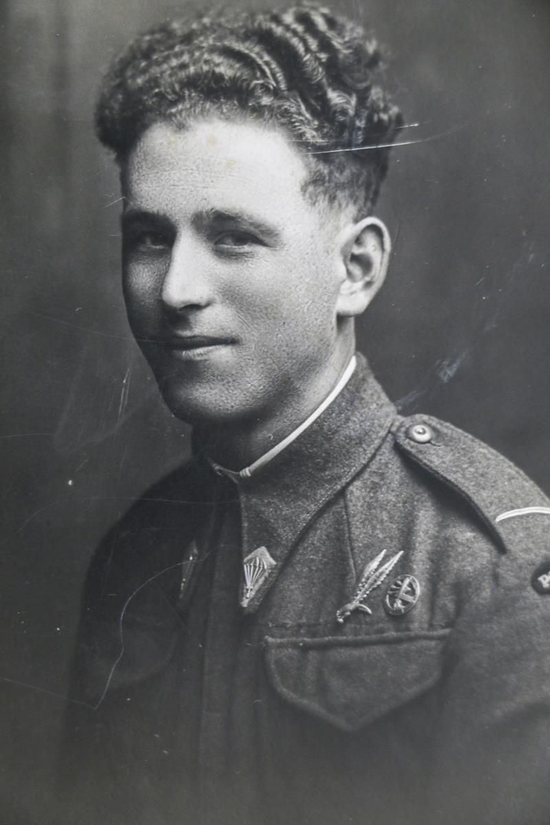 Józef Wojciechowski w mundurze spadochroniarza, Markinch, Szkocja 1943 lub 1944