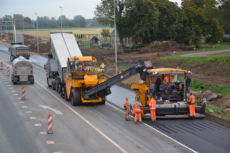 Wykładanie asfaltu na drodze.fot. Flickr/Jeroen van Lieshout