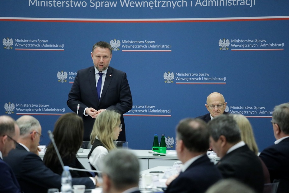 Minister spraw wewnętrznych i administracji Marcin Kierwiński (L). Fot. PAP/Tomasz Gzell