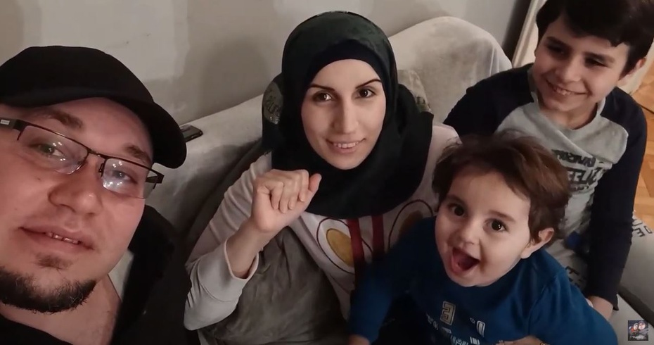 Omar Al-Halabi z żoną Assmą i dziećmi. Fot. Twitter/ @journalist1omar