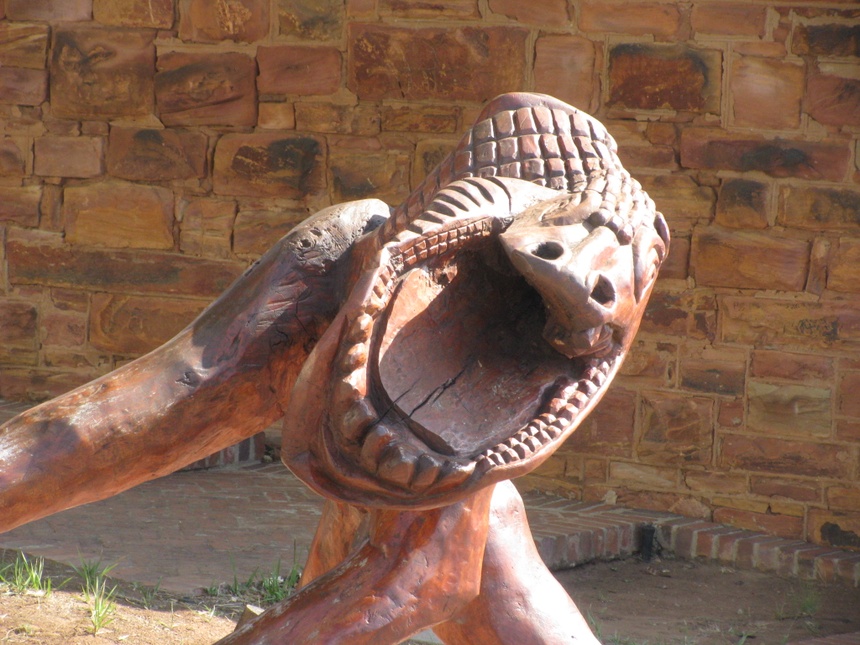 Zdjęcie ilustracyjne. Rzeźba Godzilli. Johannesburg, Constitution Hill, 2016, zdjęcie własne