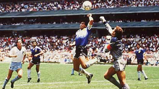 Fot. fifa.com Diego Maradona strzela pamiętną bramkę "ręką Boga" w meczu z Anglią na mistrzostwach świata w 1986 roku.