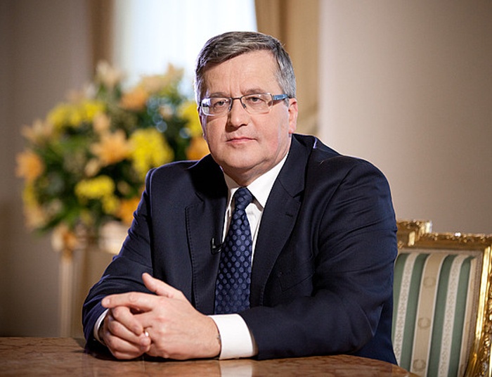 Komorowski komentuje rozmowę Dudy z rosyjskimi komikami: Tak to można tylko z żoną